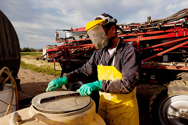 segurança de produtos químicos - spraying crop sprayer farm agriculture - fotografias e filmes do acervo