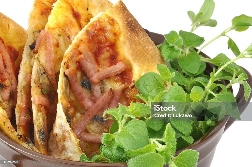 pizza con Origano fresca servita in una Pentola di terracotta - Foto stock royalty-free di Ambientazione interna