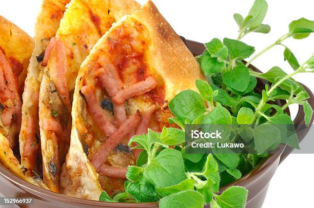 Pizza Con Origano Fresca Servita In Una Pentola Di Terracotta - Fotografie stock e altre immagini di Ambientazione interna