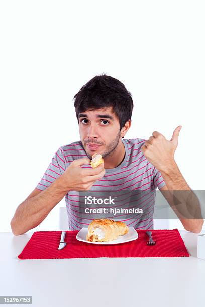 Foto de Jovem Comendo Um Bolo e mais fotos de stock de 20 Anos - 20 Anos, Adulto, Alimentação Não-saudável
