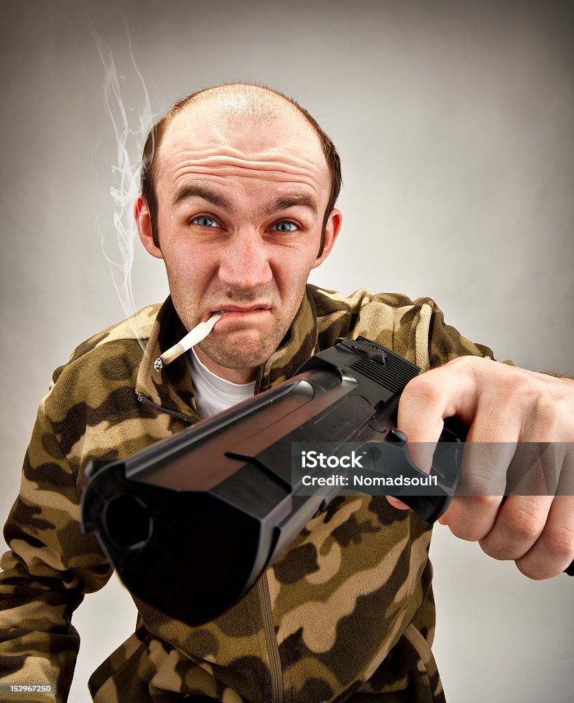 Impudent bandit con Pistola - Foto stock royalty-free di Abbigliamento mimetico