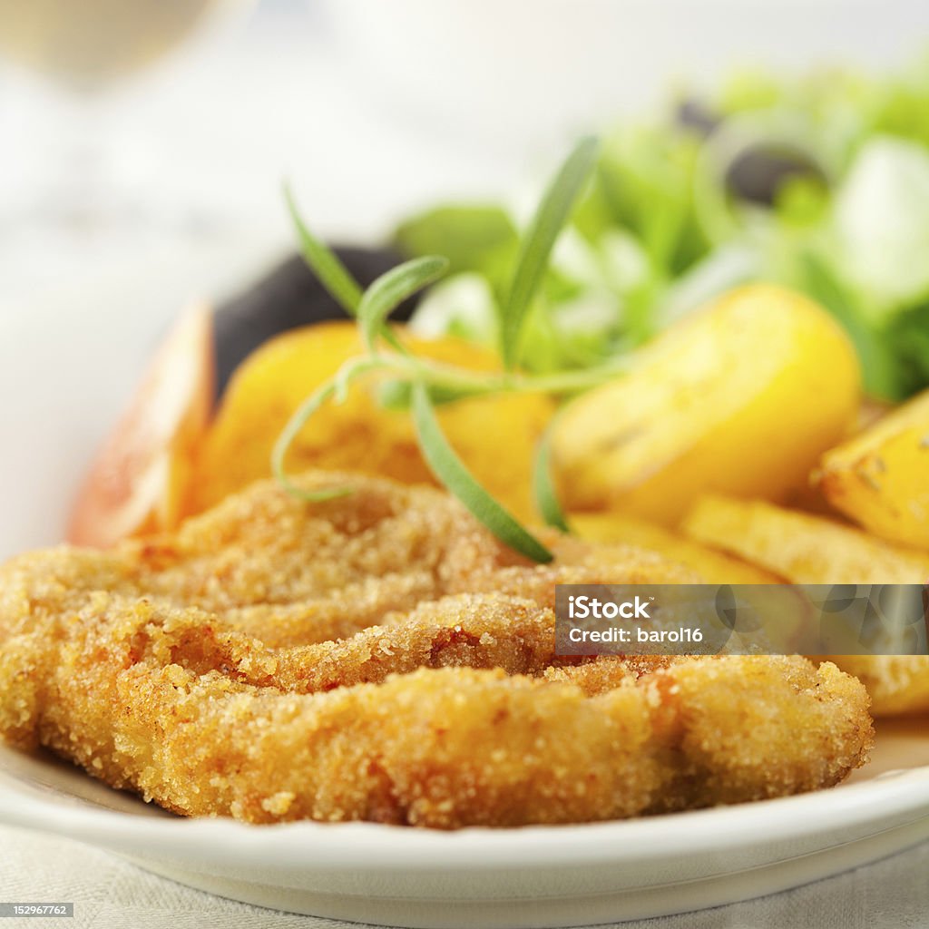 Milanesa con papas al horno y hierbas - Foto de stock de Alimento libre de derechos