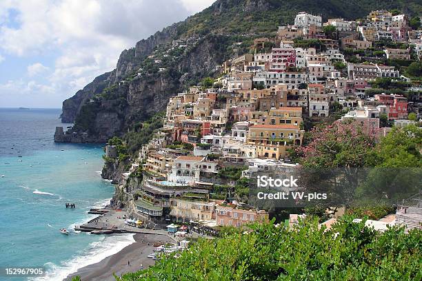 Positano En La Costa De Amalfi Foto de stock y más banco de imágenes de Italia - Italia, Positano, Acantilado