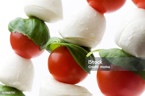 모짜렐라 토마토와 바질 가지-식물 부위에 대한 스톡 사진 및 기타 이미지 - 가지-식물 부위, 건강한 식생활, 그릇