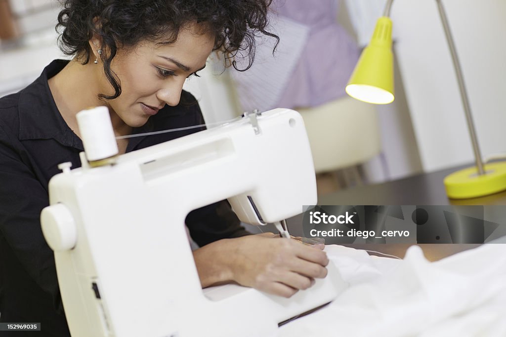 Diseñador de moda con máquina de coser - Foto de stock de 20 a 29 años libre de derechos