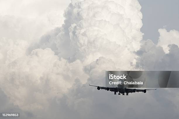 Entre As Nuvens - Fotografias de stock e mais imagens de Acima - Acima, Agoirento, Ao Ar Livre