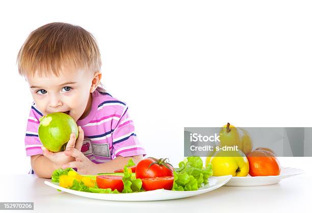 Foto de Garoto Está Comendo Uma Maçã e mais fotos de stock de Alegria - Alegria, Alimentação Saudável, Almoço