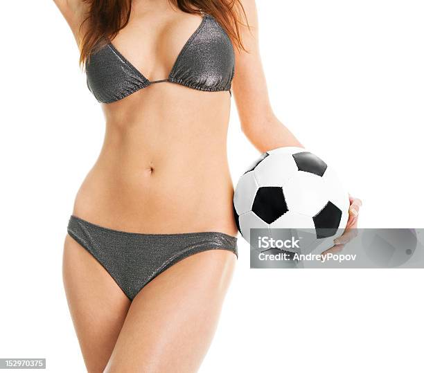 Photo libre de droit de Beautilful Femme En Bikini Posant Avec Ballon De Football banque d'images et plus d'images libres de droit de Ballon de football
