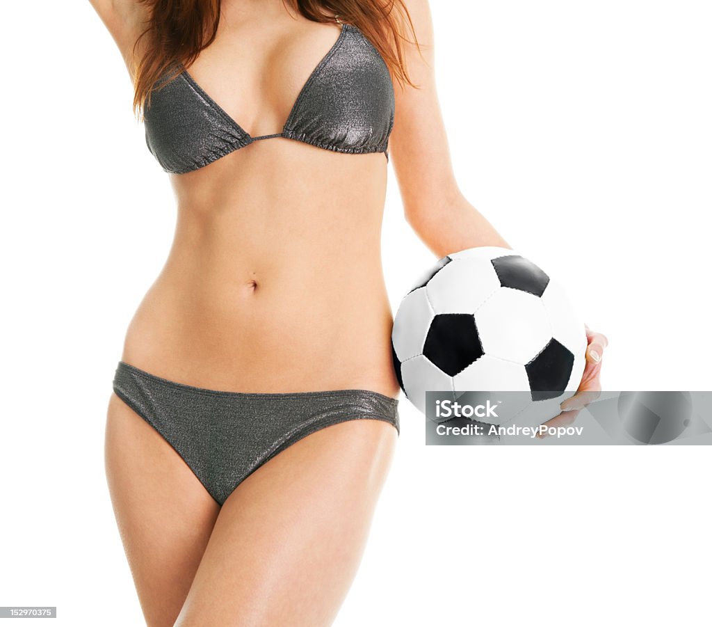 Beautilful женщина в бикини, которые позируют с Футбольный мяч - Стоковые фото Женщины роялти-фри