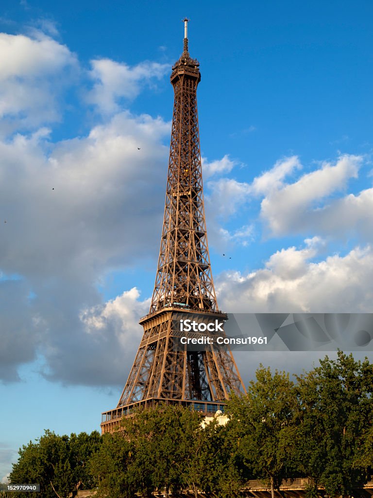 torre Eiffel - Foto de stock de Alto - Descripción física libre de derechos