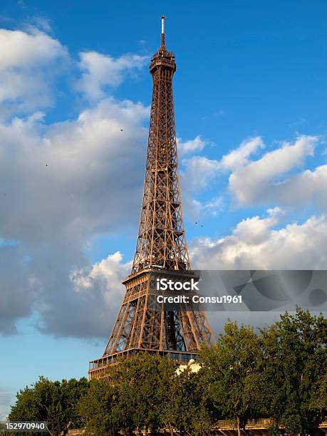 Torre Eiffel Foto de stock y más banco de imágenes de Alto - Descripción física - Alto - Descripción física, Arquitectura, Azul
