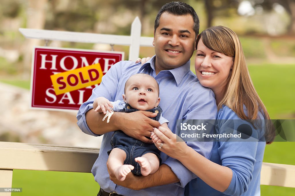 Mixed Race casal, Baby, vendeu imóveis sinal - Foto de stock de Família royalty-free