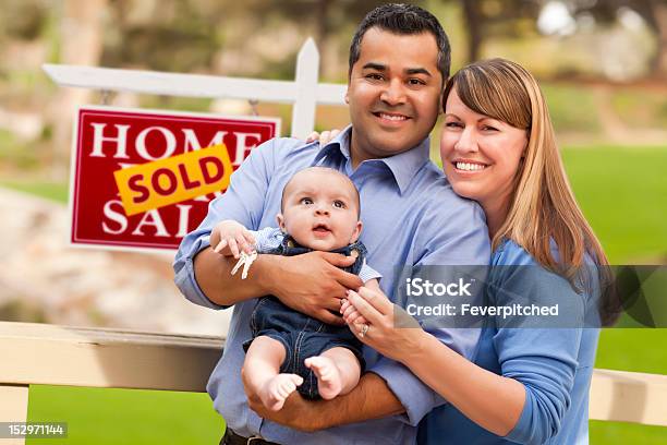 Foto de Mixed Race Casal Baby Vendeu Imóveis Sinal e mais fotos de stock de Família - Família, Na Frente De, Casa