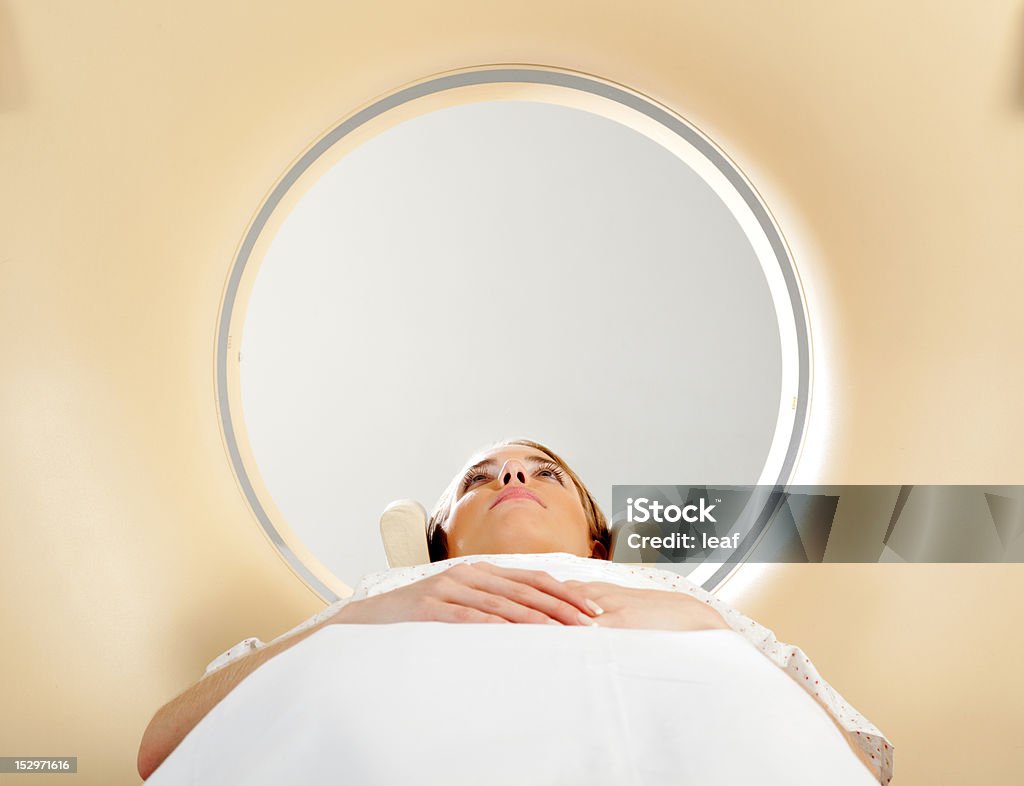 Mujer tomando CT - Foto de stock de Adulto libre de derechos