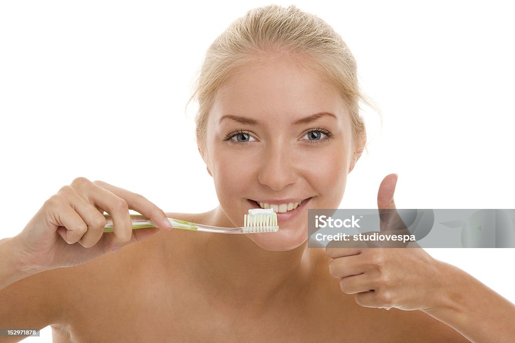 Donna spazzolarsi i denti - Foto stock royalty-free di Adulto