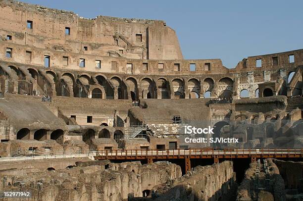 Interior De Colosseum - Fotografias de stock e mais imagens de Anfiteatro - Anfiteatro, Antiguidades, Arcaico