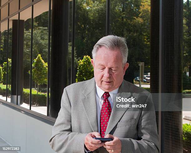 Photo libre de droit de Homme Daffaires À Envoyer Des Sms À Lextérieur Sur Une Journée Dété banque d'images et plus d'images libres de droit de 60-64 ans