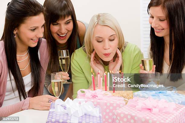 Urodziny Partykobieta Dmuchającego Świeczki Na Tort - zdjęcia stockowe i więcej obrazów Alkohol - napój