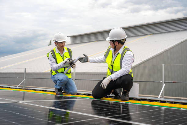 instalación de paneles solares, instalación de energía solar renovable, ingeniero asiático instalando paneles solares, ingenieros y técnicos eléctricos, electricistas que verifican el funcionamiento del sistema de paneles solares. - fuel cell solar panel solar power station control panel fotografías e imágenes de stock