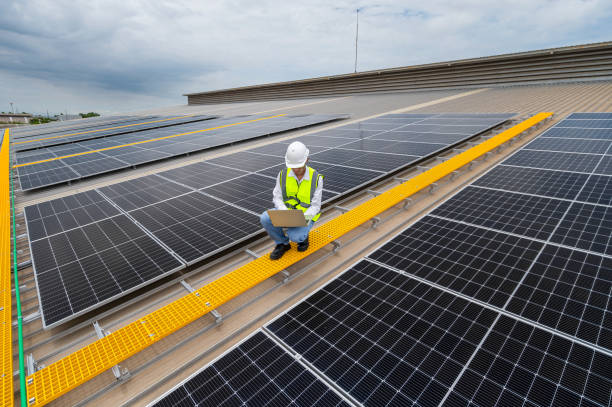 instalación de paneles solares, instalación de energía solar renovable, ingeniero asiático instalando paneles solares, ingenieros y técnicos eléctricos, electricistas que verifican el funcionamiento del sistema de paneles solares. - fuel cell solar panel solar power station control panel fotografías e imágenes de stock