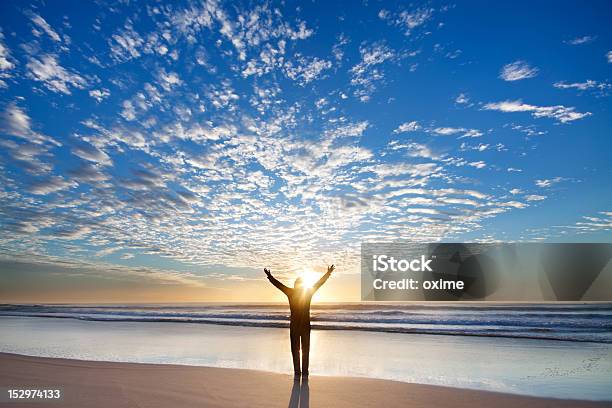 Mann Am Strand Genießen Sie Den Wunderschönen Sonnenaufgang Stockfoto und mehr Bilder von Aufregung
