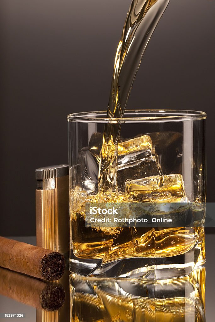 Versare in un bicchiere di alcol, sigaro e leggero accanto. - Foto stock royalty-free di Accendino