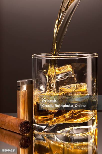 Versare In Un Bicchiere Di Alcol Sigaro E Leggero Accanto - Fotografie stock e altre immagini di Accendino