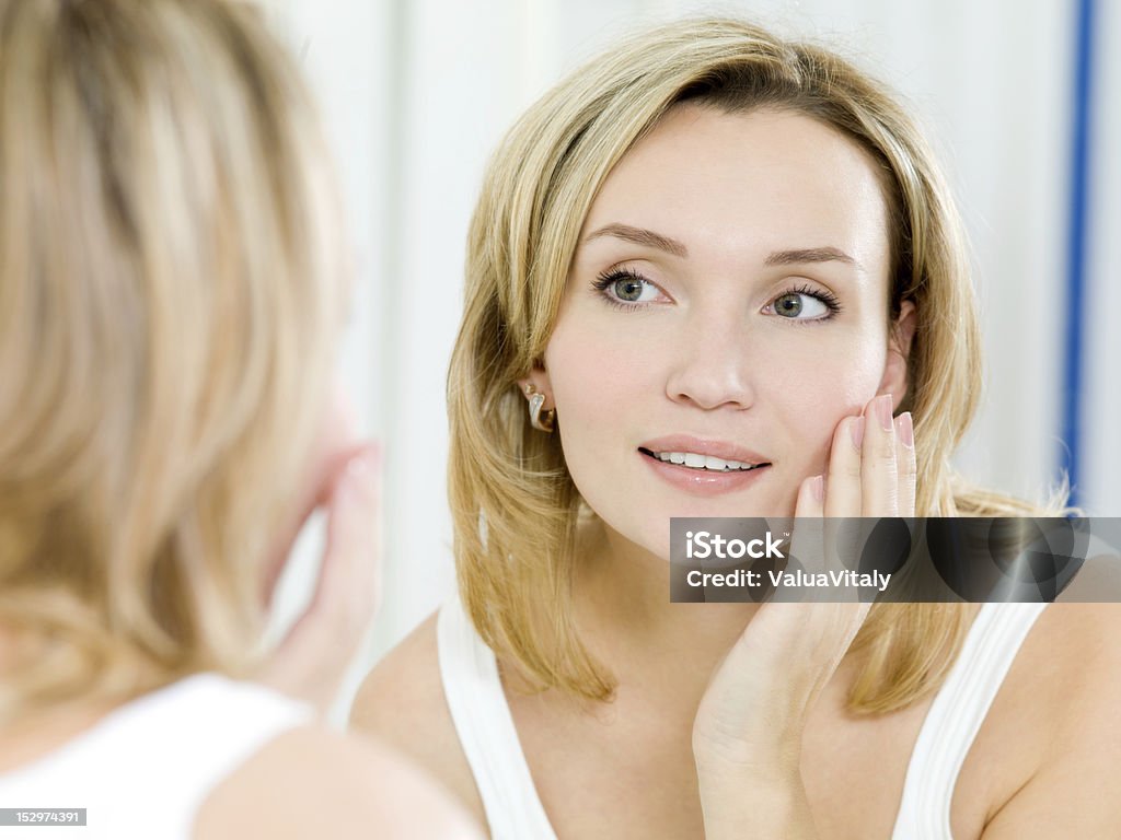 Hermosa Chica joven con la piel limpia fresca - Foto de stock de Mujeres libre de derechos