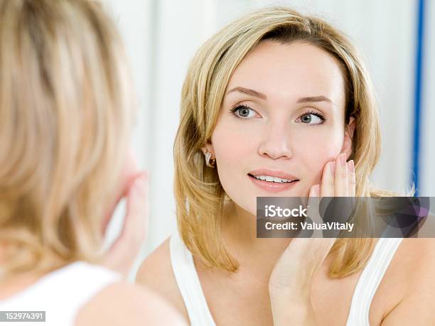 Hermosa Chica Joven Con La Piel Limpia Fresca Foto de stock y más banco de imágenes de Mujeres - Mujeres, Cara humana, Espejo