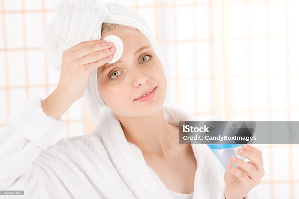 Donna adolescente di cura del viso Acne pulizia pelle - Foto stock royalty-free di Accappatoio