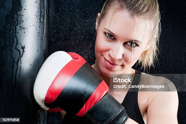 Con Guantes De Boxeo Entrenamiento En Gimnasio Mujer Foto de stock y más banco de imágenes de Actividad