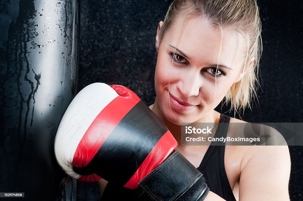 Boks trening kobieta w siłowni z rękawic - Zbiór zdjęć royalty-free (Aktywny tryb życia)