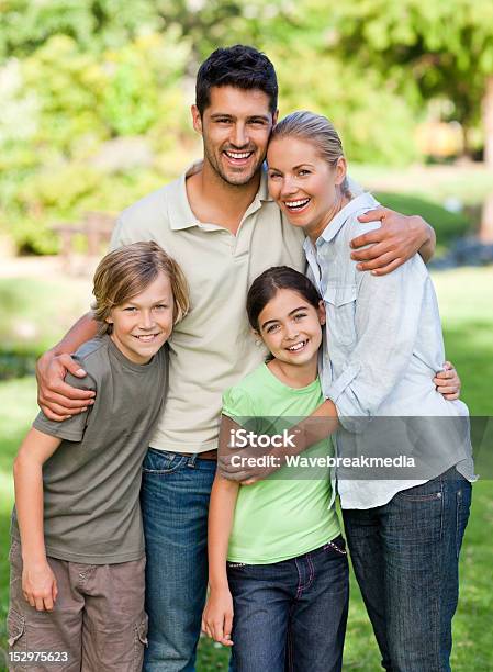 Glückliche Familie Im Park Stockfoto und mehr Bilder von Familie - Familie, Teenager-Alter, Ehefrau