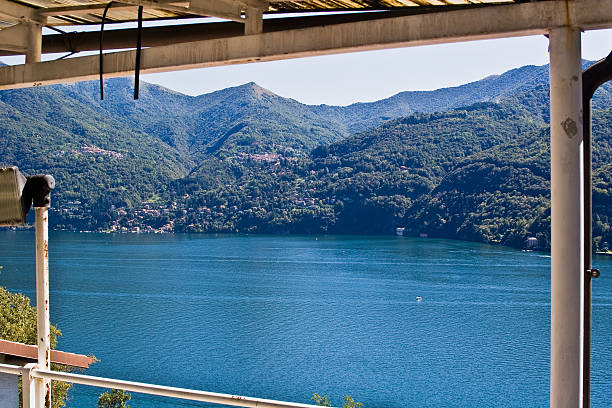 osservare il lago arrivato in italia. - stütze foto e immagini stock