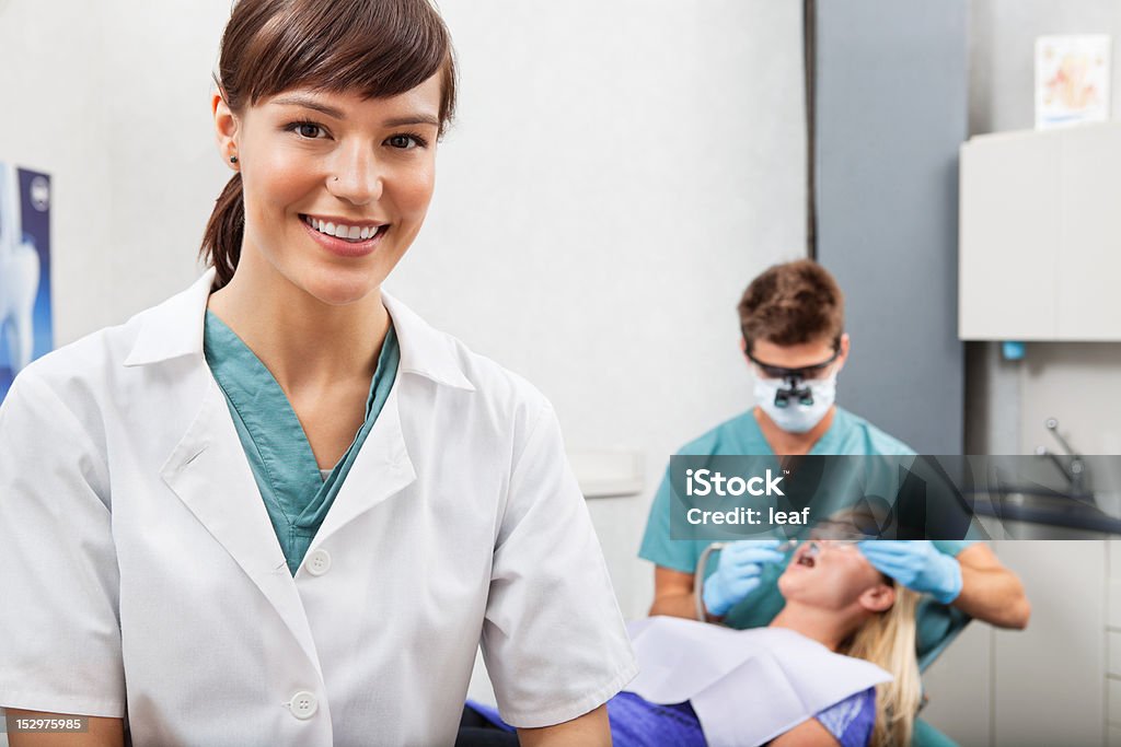 Assistente de odontologia de trabalho no fundo - Foto de stock de Assistente de Dentista royalty-free