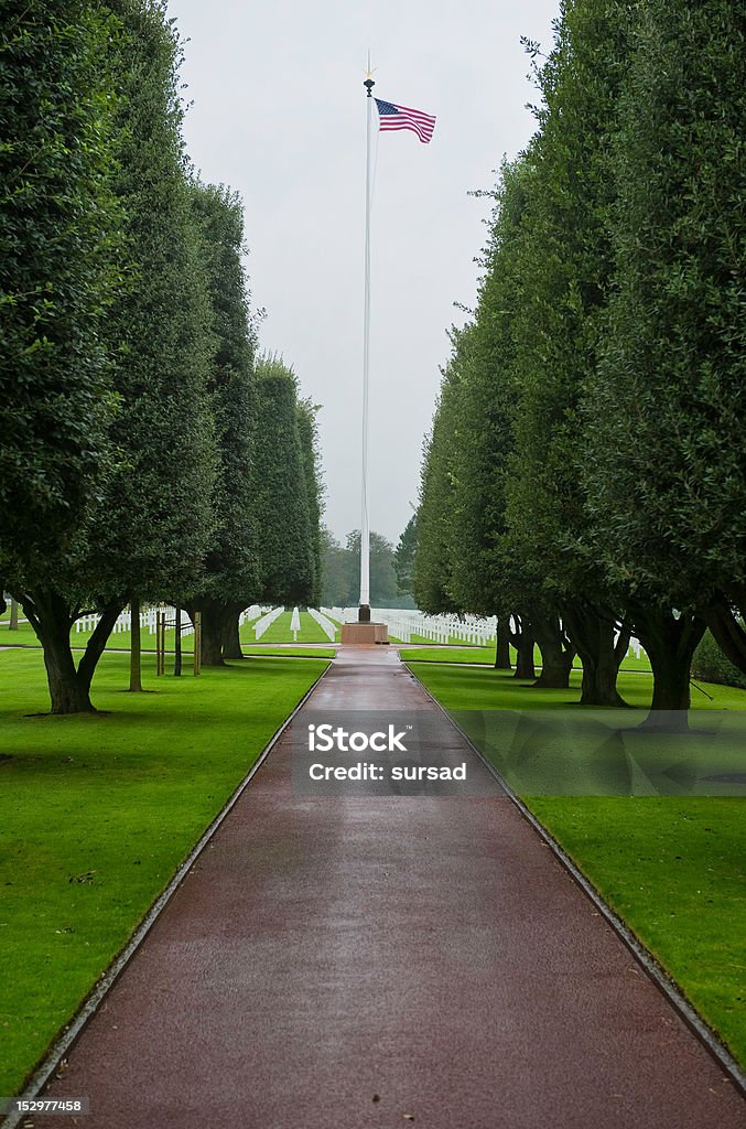 Американский Кладбище на Нормандия пляж, Франция - Стоковые фото Звёздно-полосатый флаг роялти-фри