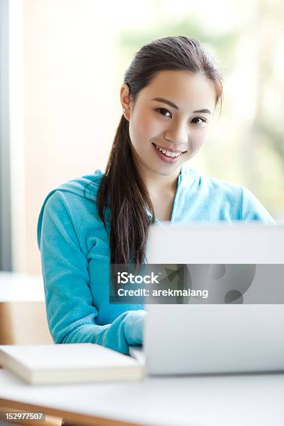 Asiatischer Student Stockfoto und mehr Bilder von Akademisches Lernen - Akademisches Lernen, Arbeitszimmer, Asiatischer und Indischer Abstammung