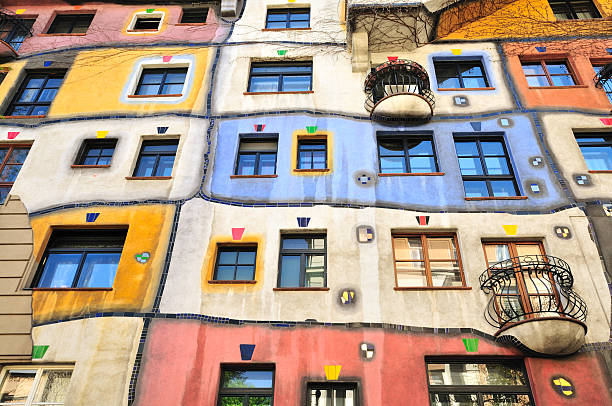 coloridos fachada de la casa hundertwasser hundertwasserhaus, viena, austria - expresionismo fotografías e imágenes de stock