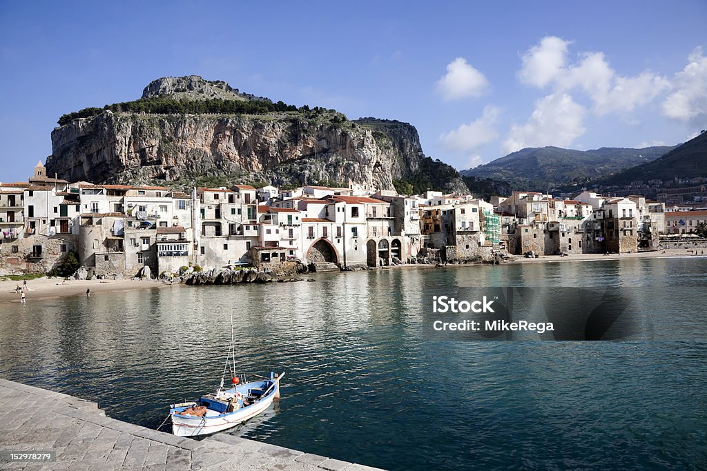 Vista della barca a remi, gli edifici antichi e Mountain a Cefalù Beach - Foto stock royalty-free di Acqua