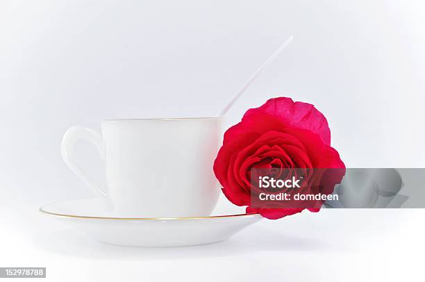Taza De Café Con Rosas Rojas Sobre Fondo Blanco Foto de stock y más banco de imágenes de Alimento - Alimento, Amor - Sentimiento, Beber