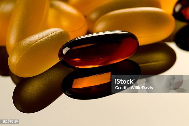 Vitaminas Gelcap Colorido - Fotografias de stock e mais imagens de Comprimido - Comprimido, Cápsula, Fotografia - Imagem
