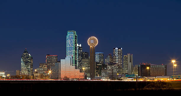 dallas, texas, usa-skyline bei nacht - dallas stock-fotos und bilder