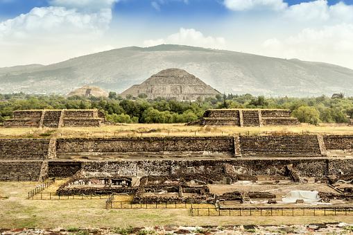 Temple of Quetzalcoatl, and background, The Pyramid of Sun, and The Pyramid of Moon. Teotihuacán, State of Mexico, Mexico.