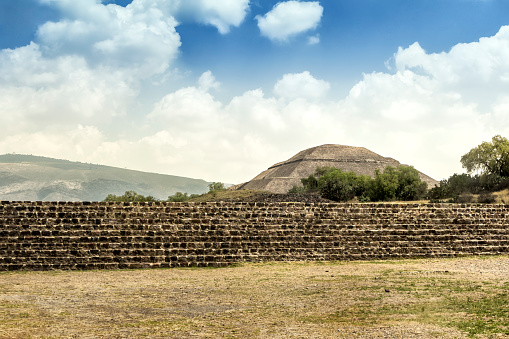Causeway of the dead, as a background, Pyramid of Sun. Teotihuacán. State of Mexico, Mexico.