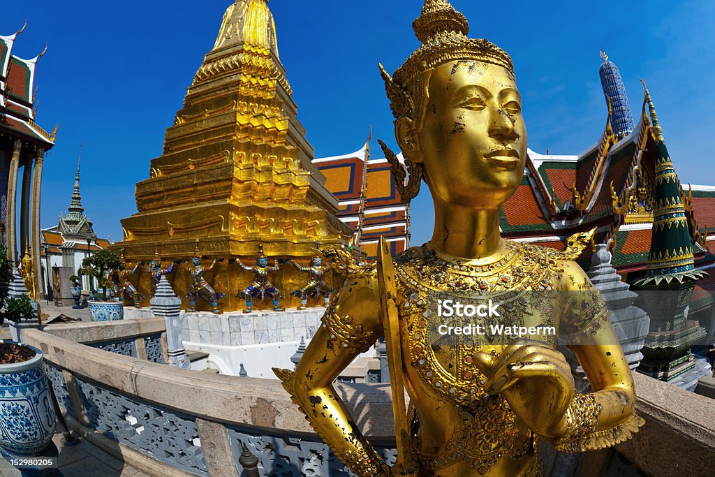 Kinnari Statua di Wat Phra Kaeo, Gran Palazzo Reale di Bangkok - Foto stock royalty-free di Ambientazione esterna