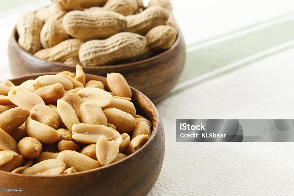 Cacahuètes dans des bols en bois - Photo de Aliment libre de droits