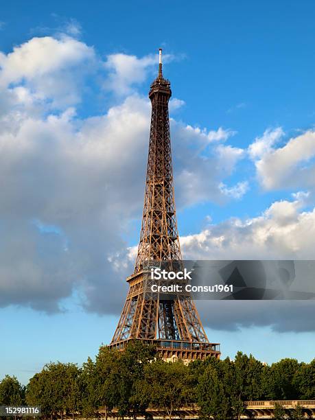 Torre Eiffel Foto de stock y más banco de imágenes de Aire libre - Aire libre, Alto - Descripción física, Azul