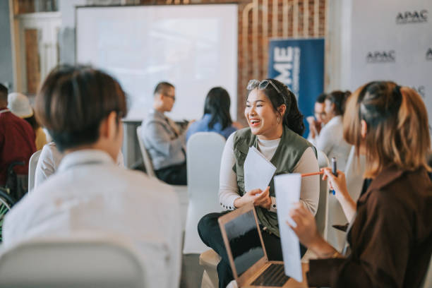 team building, participantes de talleres asiáticos en discusiones en grupos pequeños, lluvia de ideas durante la clase de taller de negocios - tormenta-de-ideas fotografías e imágenes de stock
