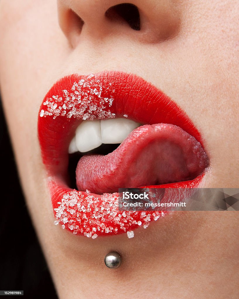 Сахар красные губы Лизать язык - Стоковые фото Женщины роялти-фри