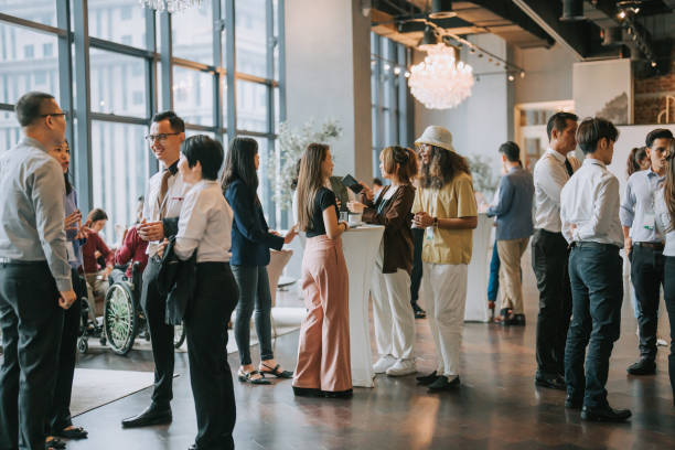 empresarios multiétnicos asiáticos hablan durante una pausa para el café en la conferencia de negocios del seminario - hospitable fotografías e imágenes de stock